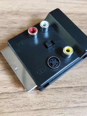 Adaptateur et convertisseur Péritel / RCA+S-VHS IN/OUT